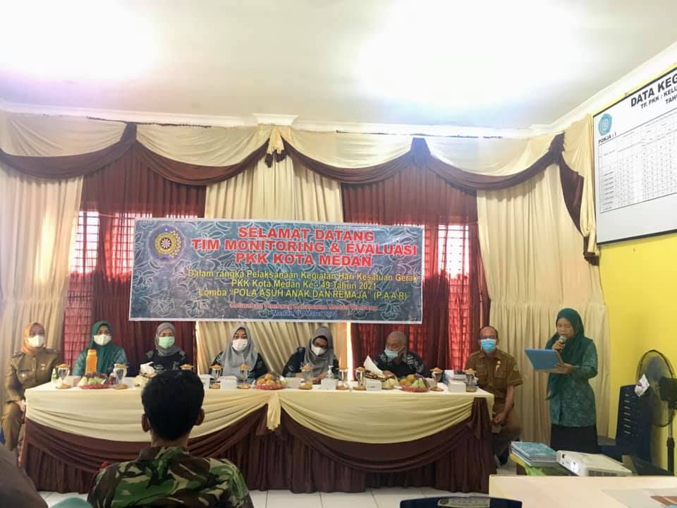 Tim Monitoring dan Evaluasi PKK Kota Medan, dalam rangka Pelaksanaan Kegiatan Hari Kesatuan Gerak PKK Kota Medan ke-49 Tahun 2021 "Lomba Pola Asuh Anak dan Remaja " (PAAR), Senin (01/3) di Aula Kelurahan Tembung Kecamatan Med