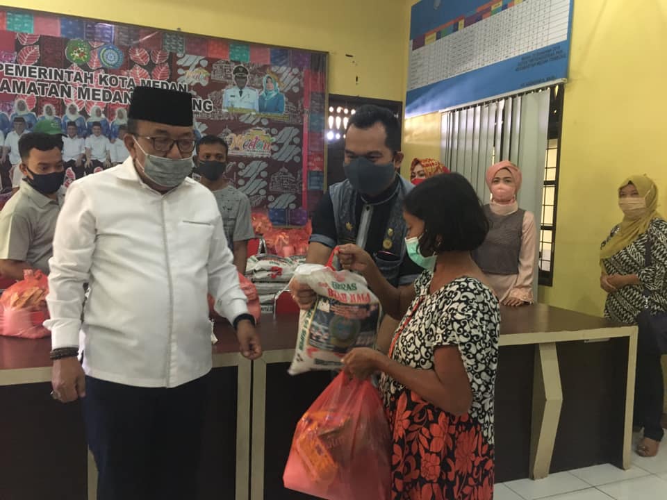 KECAMATAN MEDAN TEMBUNG MENERIMA BANTUAN DARI PEMPROVSU DAN DISALURKAN KEPADA MASYARAKAT YANG TERDAMPAK COVID 19