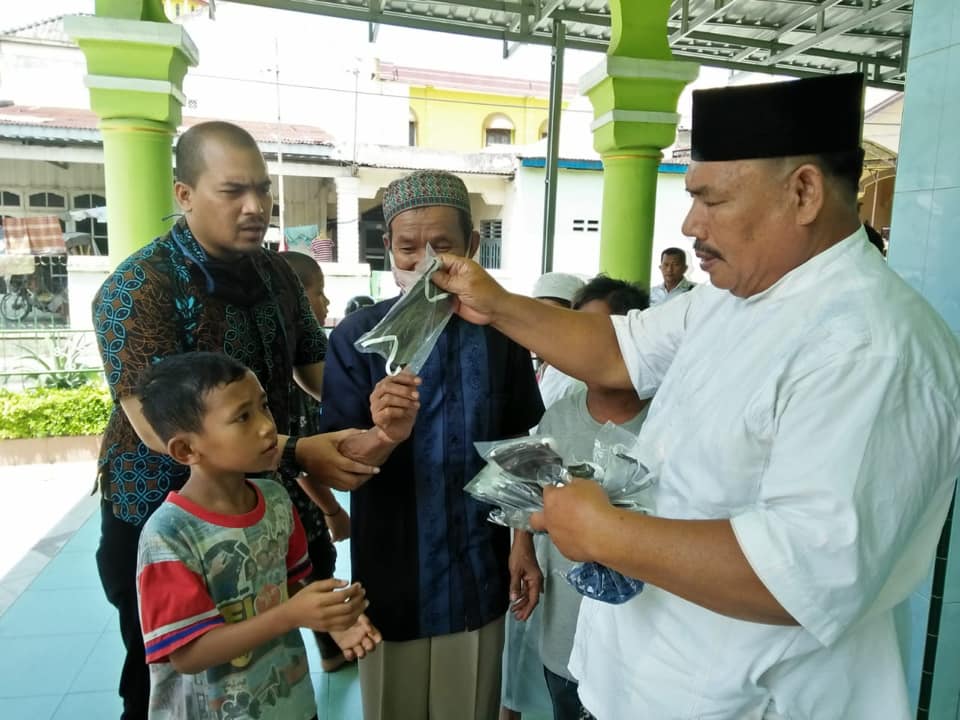 KECAMATAN MEDAN TEMBUNG MEMBERIKAN MASKER KEPADA JAMAAH SHOLAT JUMAT DI MASJID AL-HUDA